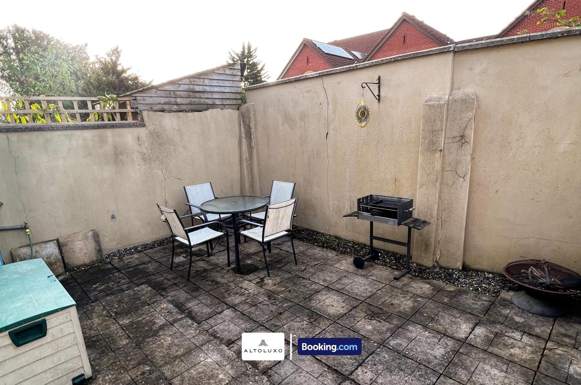 The Den 2 Bedroom Serviced By Altoluxoexperience Short Lets & Serviced With Free Wifi *